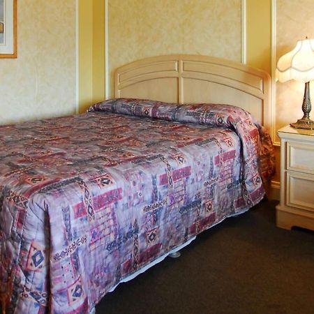 Hotel Travelodge By Wyndham Викториавил Екстериор снимка