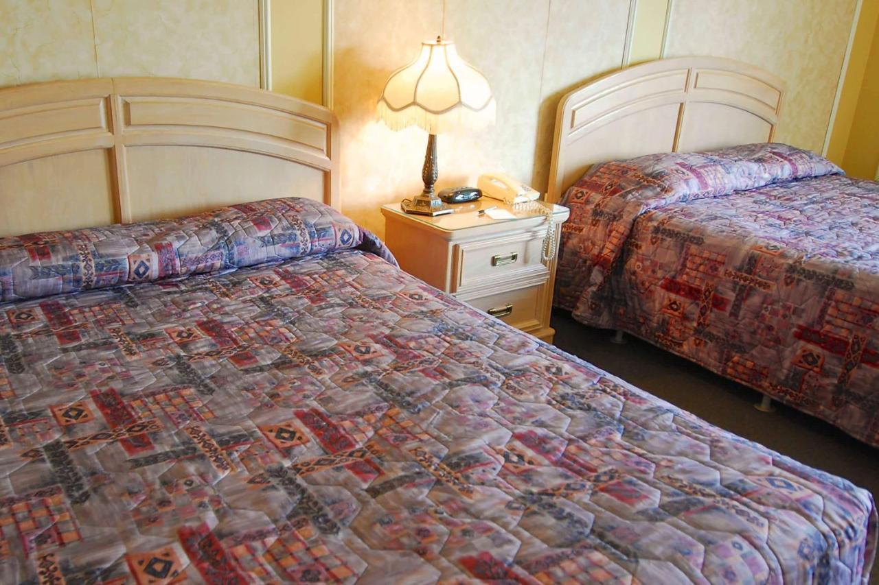 Hotel Travelodge By Wyndham Викториавил Екстериор снимка