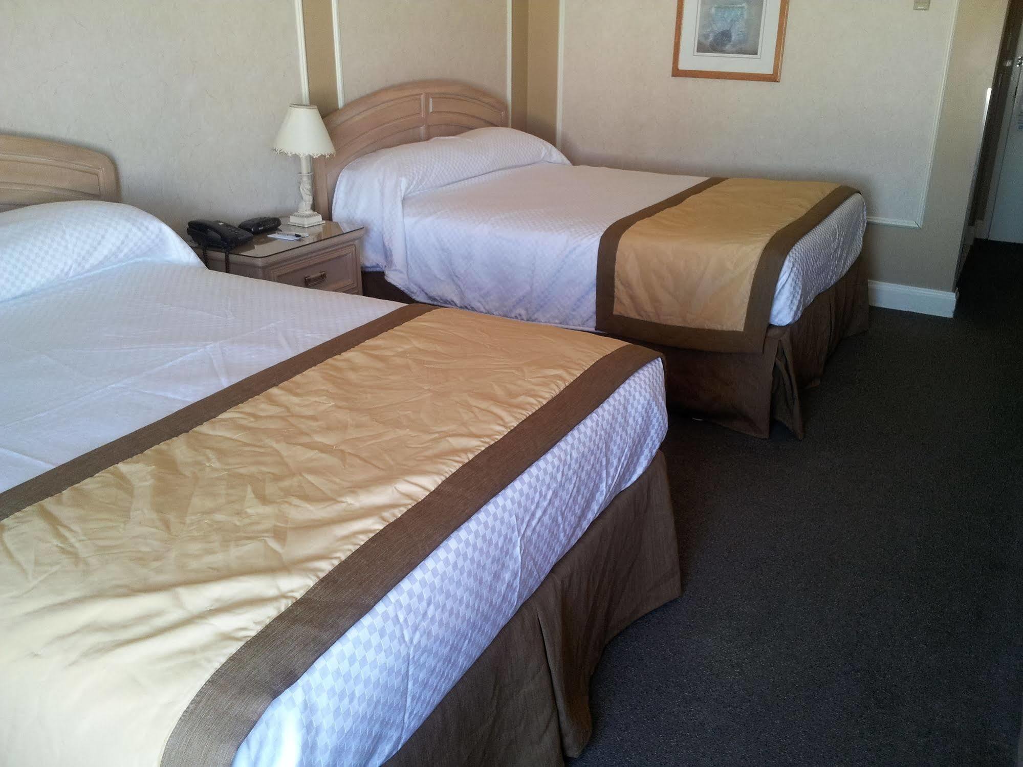 Hotel Travelodge By Wyndham Викториавил Екстериор снимка
