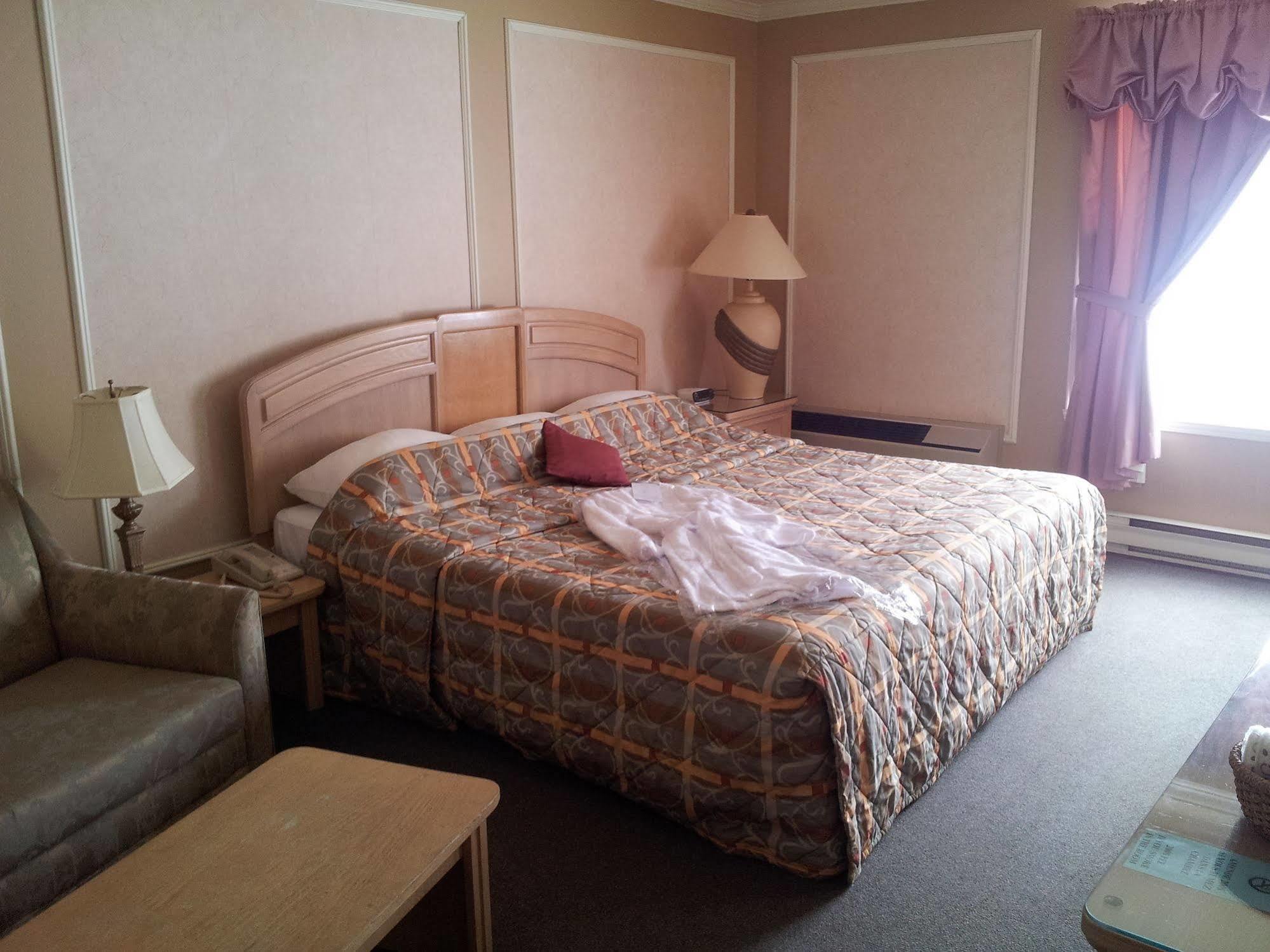 Hotel Travelodge By Wyndham Викториавил Екстериор снимка